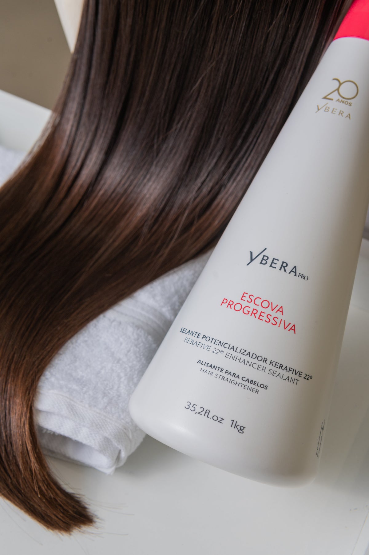Cabello largo, liso y castaño junto a un envase de Escova Progressiva de Ybera Paris.-65